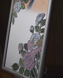 鏡　白のフレーム、バラのグラスアート