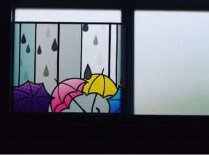 傘のグラスアートを窓に飾る